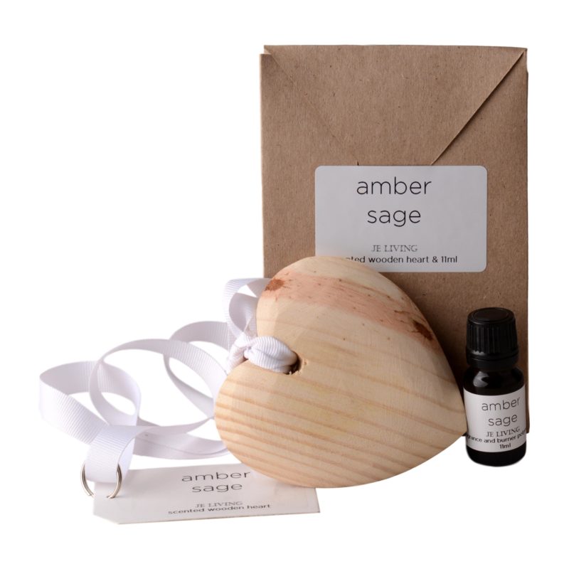 JE-Living-wooden-scented-heart-on-ribbon-11ml-fragrance-oil-gift-bag